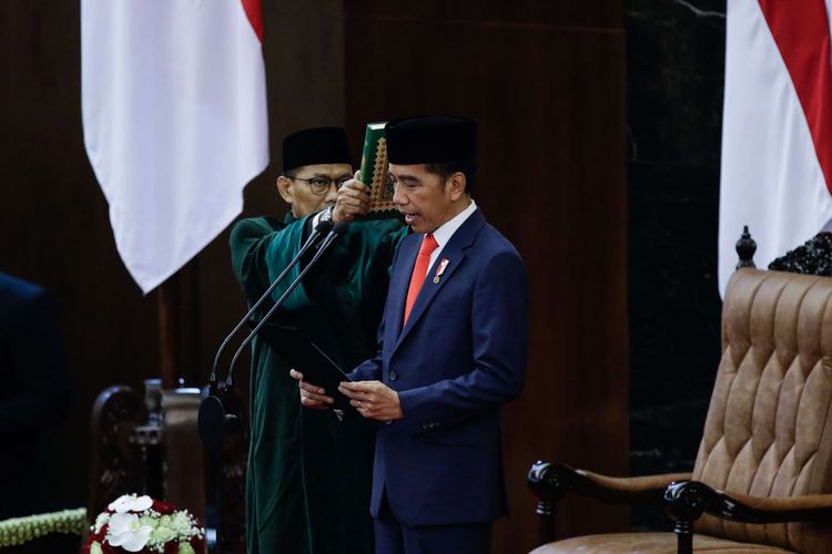 Joko Widodo mengucapkan sumpah saat pelantikan Presiden dan Wakil Presiden RI di Gedung DPR/MPR, Jakarta, Minggu (20/10/2019). Jokowi dan Maruf Amin sebagai Presiden dan Wakil Presiden masa jabatan 2019-2024.
