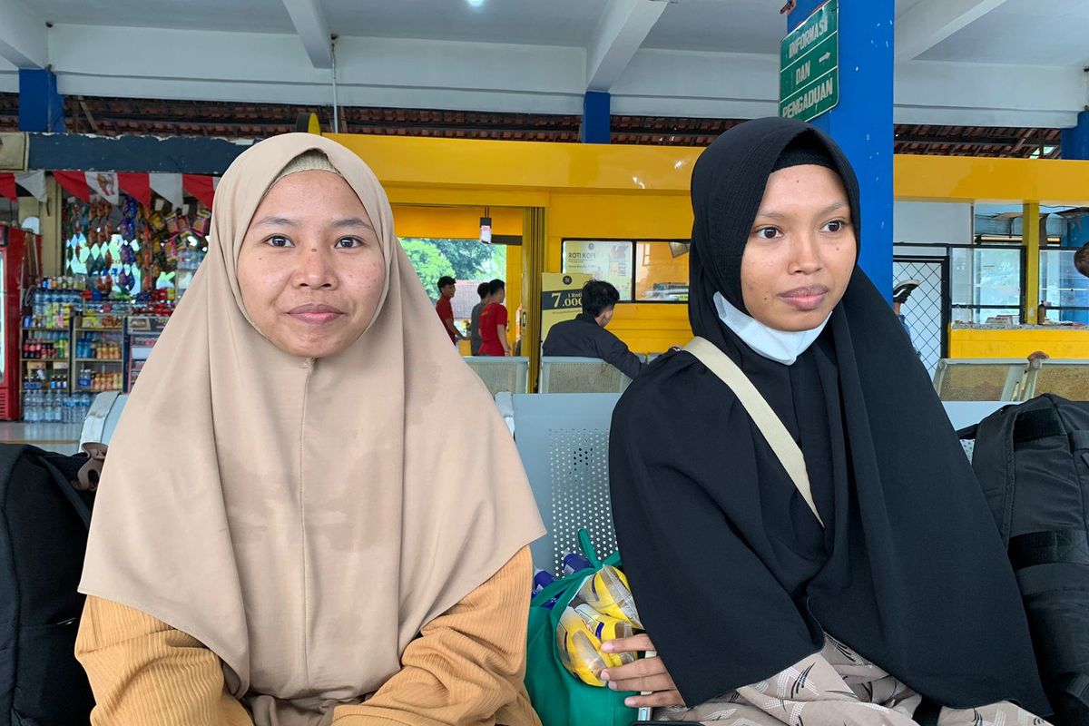 Pemudik asal Jember, Daday (25) dan Warda (24) saat ditemui di Terminal Kampung Rambutan, Rambutan, Ciracas, Jakarta Timur, Senin (1/4/2024).