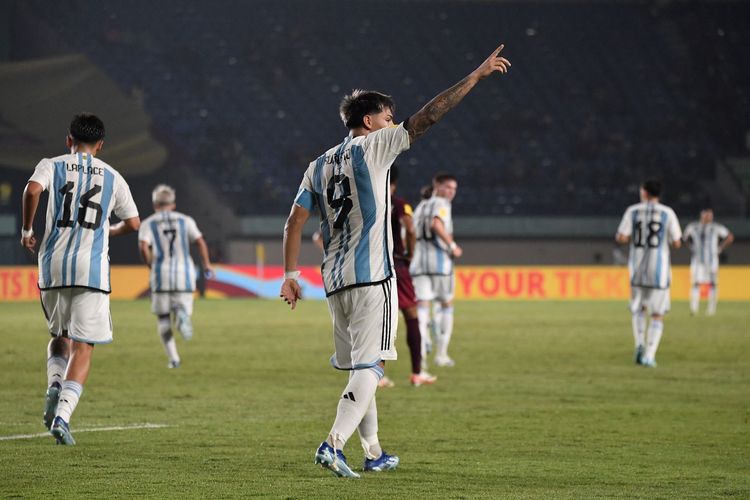 Striker timnas U17 Argentina, Agustin Ruberto, merayakan gol ke gawang Venezuela dalam laga babak 16 besar Piala Dunia U17 2023 yang digelar di Stadion Si Jalak Harupat, Bandung, pada Selasa (21/11/2023).