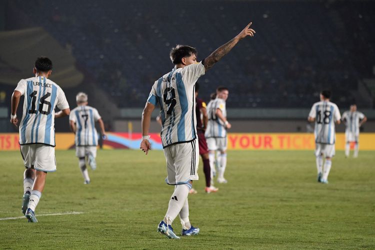 Striker timnas U17 Argentina, Agustin Ruberto, merayakan gol ke gawang Venezuela dalam laga babak 16 besar Piala Dunia U17 2023 yang digelar di Stadion Si Jalak Harupat, Bandung, pada Selasa (21/11/2023). Terkini, Argentina melaju ke semifinal Piala Dunia U17 2023 dan akan melawan Jerman. Artikel ini berisi jadwal semifinal Piala Dunia U17 2023. 