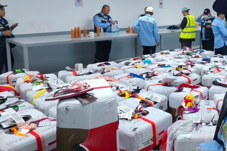 Petugas membongkar koper jamaah yang kedapatan menyimpan air zamzam saat akan pulang ke Tanah Air, Senin (16/6/2025). ANTARA FOTO/Andika Wahyu