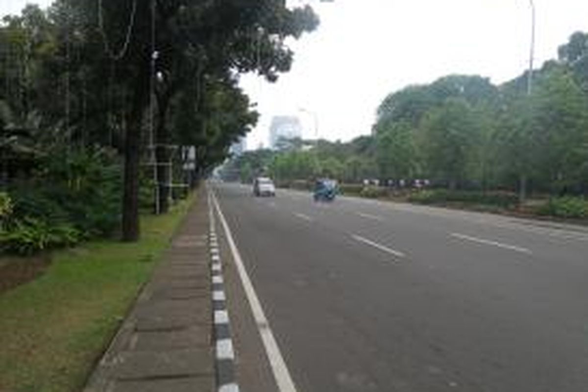 Situasi di Jalan Medan Merdeka Selatan sampai dengan Kamis (21/8/2014) siang. Meski lengang, tak ada penutupan arus lalu lintas di jalan yang menjadi lokasi Balaikota Jakarta, tempat Gubernur DKI Jakarta Joko Widodo berkantor itu.