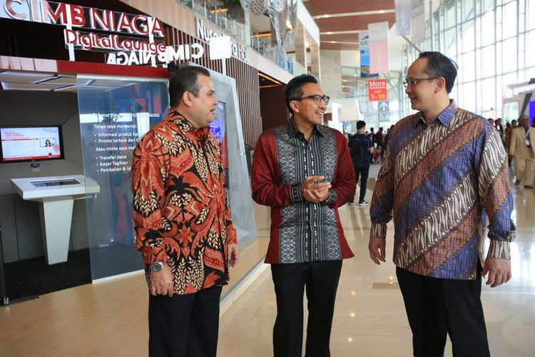 Presiden Direktur CIMB Niaga Tigor M. Siahaan (tengah) berbincang dengan Direktur Business Banking CIMB Niaga Rahardja Alimhamzah (kanan) dan Direktur Syariah Banking CIMB Niaga Pandji P. Djajanegara (kiri) usai pembukaan Trade Expo Indonesia 2017 di ICE BSD, Tangerang Selatan, Rabu (11/10/2017)
