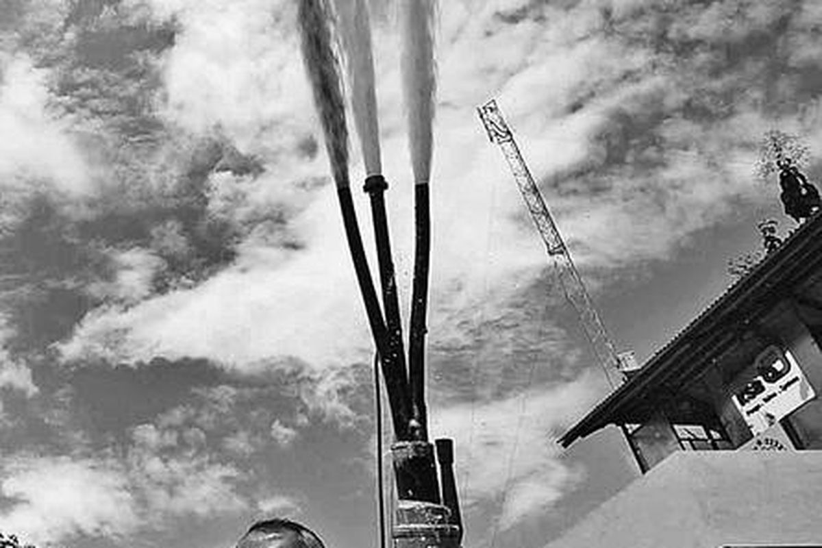 Peresmian Proyek Bribin II oleh Menteri Pekerjaan Umum Djoko Kirmanto ditandai dengan pembukaan keran yang memancarkan air berwarna merah dan putih sebagai simbol warna bendera Indonesia di Kecamatan Semanu, Kabupaten Gunung Kidul, DI Yogyakarta, Kamis (11/3). Proyek tersebut berhasil mengangkat air dari Goa Bribin dengan debit 80 liter per detik. Pada tahap pertama, proyek tersebut digunakan untuk memenuhi kebutuhan air di 6.700 rumah di Gunung Kidul.