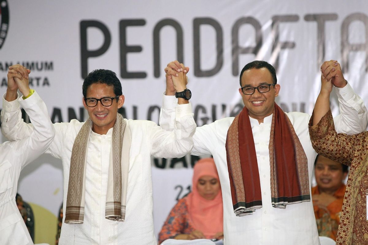 Anies Baswedan dan Sandiaga Uno diabadikan saat mendaftar di KPU DKI Jakarta, Jumat (23/9/2016). Quick count lembaga survei untuk putaran kedua Pilkada DKI Jakarta, Rabu (19/4/2017) mengunggulkan pasangan ini atas Basuki Tjahaja Purnama-Djarot Saiful Hidayat.