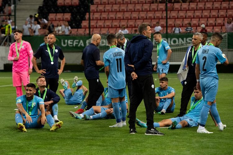 Para pemain timnas Israel bereaksi setelah final Euro U19 2022 melawan Inggris di Trnava, Slovakia, pada 1 Juli 2022.
