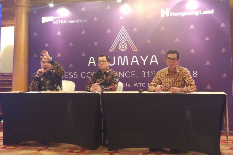 Head of Residential Development PT Brahmayasa Bahtera Wibowo Muljono, Proxy Director Theodore Chuang, Proxy Director Panji Nurfirman saat peluncuran Arumaya di Jakarta, Rabu (31/1/2018).