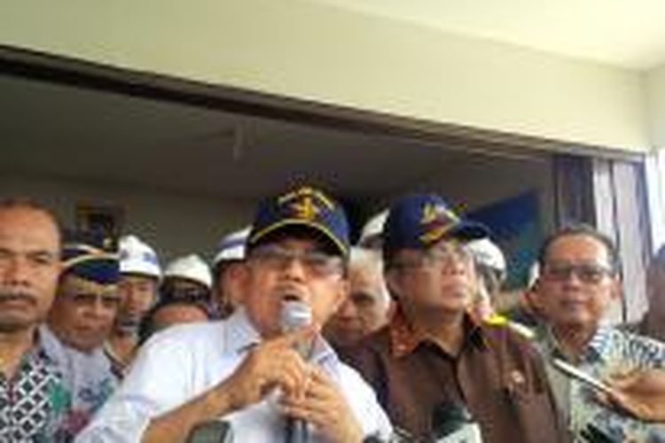 Wakil Presiden Jusuf Kalla saat mengunjungi lokasi pembangunan proyek Port Kalibaru di Tanjung Priok, Senin (1/6/2015).