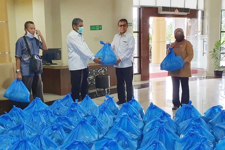 Rektor UNP Ganefri menyerahkan paket sembako ke fakultas untuk dibagikan ke mahasiswa yang masih bertahan di kos, Selasa (7/4/2020)