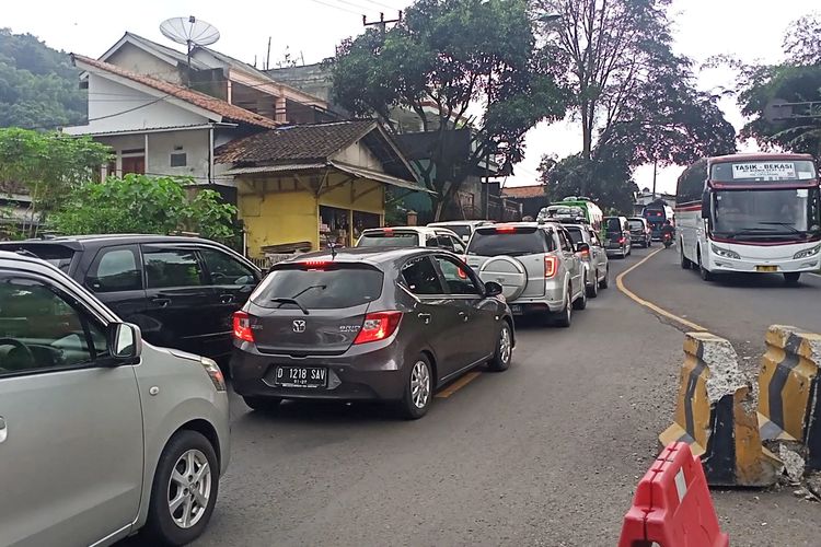 H-2 kepadatan mulai terjadi di kawasan Cikaledong, Nagreg, Kabupaten Bandung, Jawa Barat. Mengurai kemacetan tersebut Kapolsek Nagreg mengaku telah menerapkan buka tutup atau pengalihan arus sebanyak 5 kali, Sabtu (30/4/2022)