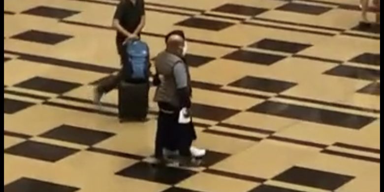 Gubernur Papua Lukas Enembe terlihat berjalan bersama seorang perempuan di Changi Airport, Singapura pada Juli 2022.