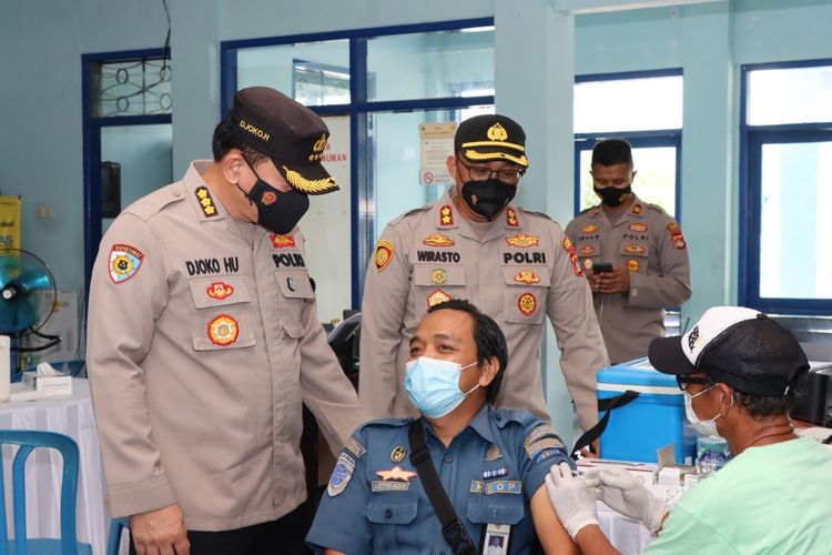 salah seorang pegawai pelabuhan Lembar sedang divaksin