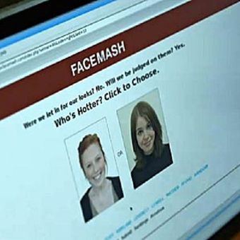 Tampilan situs FaceMash buatan CEO Facebook Mark Zuckerberg saat di bangku kuliah.