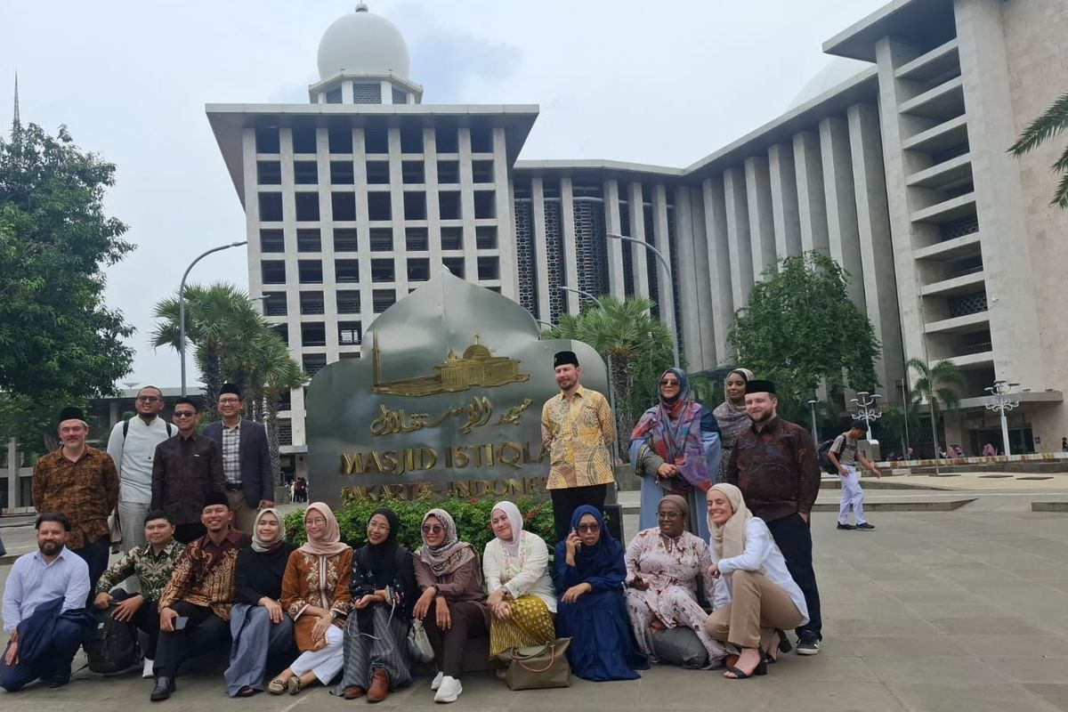 Tujuh pemimpin muda Muslim Australia saat berkunjung ke Masjid Istiqlal, Jakarta, Jumat (19/9/2025).