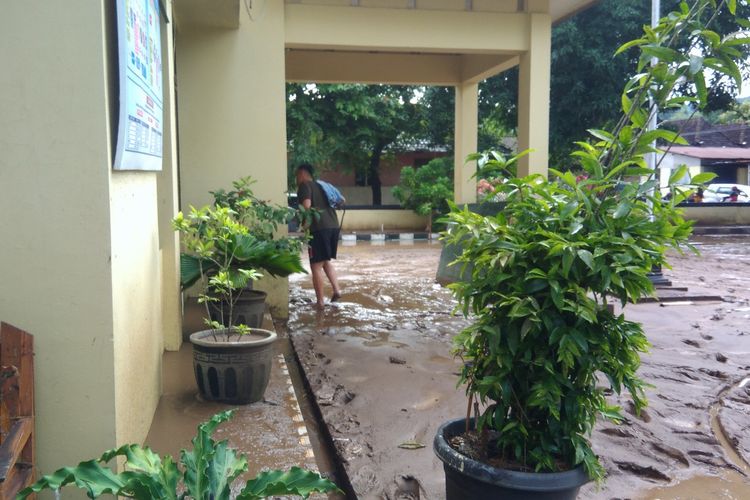 Kondisi Mapolsek Imogiri, Bantul, Yogyakarta. Endapan lumpur dibersihkan pasca-banjir yang terjadi di kawasan itu, Senin (18/3/2019)