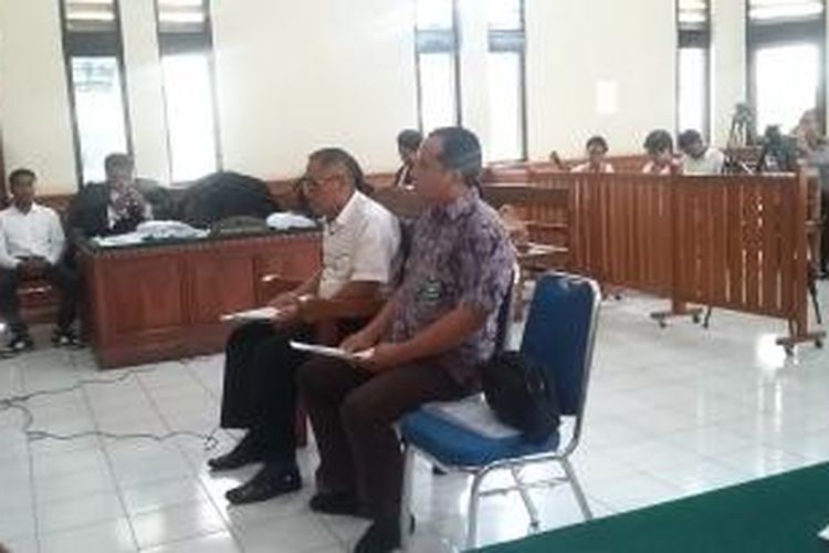 Dokter Dudut Rustiyadi(kemeja putih) dan dokter gigi Agung Wijaya Kusuma  (kemeja batik) saat memberi kesaksian di Persidangan. 