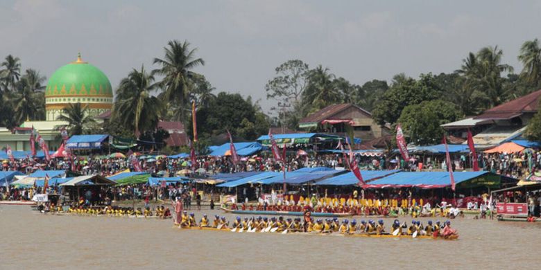 Festival Pacu Jalur diikuti lebih dari 12.000 pedayung yang tergabung dalam 193 jalur, istilah untuk tim yang ikut berlomba. Lomba berlangsung di Tepian Narosa Teluk Kuantan, Kabupaten Kuantan Singingi, Riau, 23-26 Agustus 2017.  
