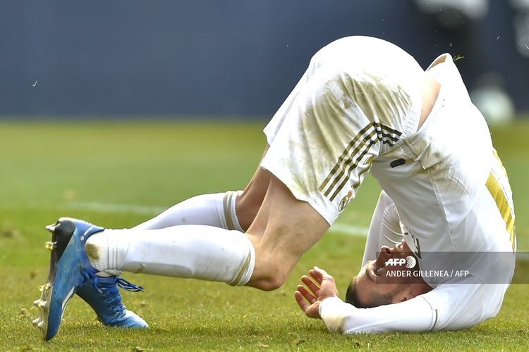 Penyerang Real Madrid, Gareth Bale, terjungkal pada laga Liga Spanyol kontra Osasuna di Stadion El Sadar, Minggu (10/2/2020).