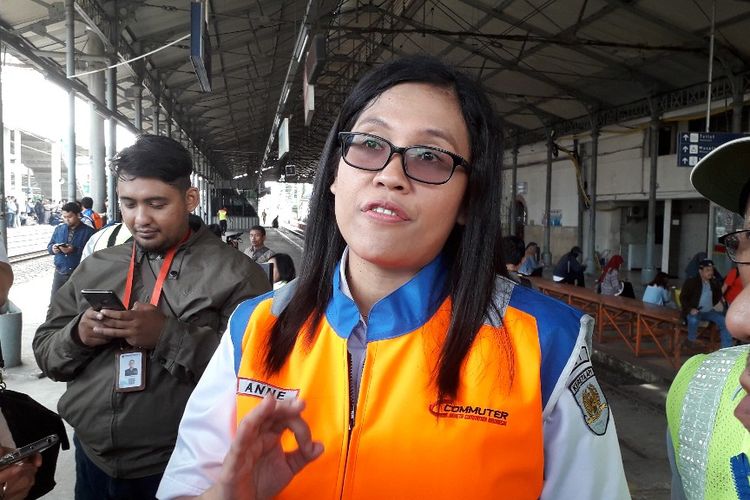 VP Corporate Communications PT Kereta Commuter Indonesia Anne Purba di Stasiun Jatinegara, Jumat (12/4/2019).