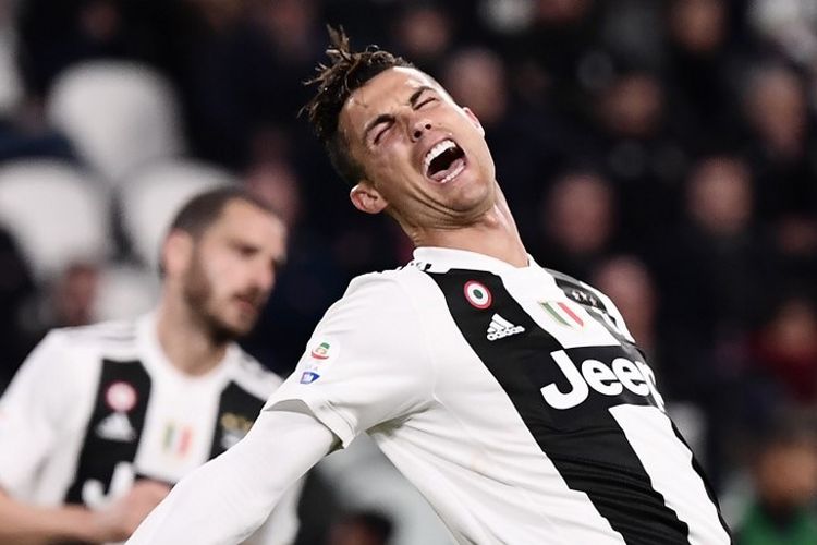 Cristiano Ronaldo tampak kecewa seusai gagal menyelesaikan peluang pada laga Juventus vs Torino di Stadion Juventus dalam lanjutan Liga Italia, 3 Mei 2019. 