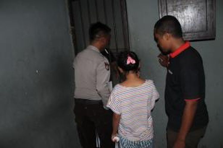 Angel Lulu (19), gadis ABG yang diduga berperan sebagai mucikari yang menjual seorang gadis di bawah umur ke sejumlah pria hidung belang, saat digiring ke dalam sel tahanan Mapolres Kupang Kota, Jumat (2/10/2015).