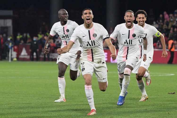 Bek PSG Achraf Hakimi (kedua dari kiri) merayakan gol dengan rekan satu timnya setelah mencetak gol kedua pada laga Ligue 1 antara FC Metz vs PSG di Stadion Saint-Symphorien di Longeville-les-Metz, pada 22 September 2021.