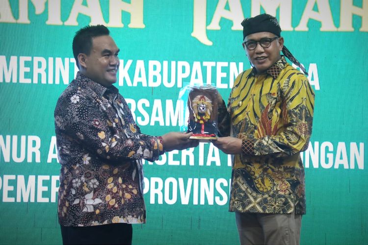 Gubernur Aceh, Nova Iriansyah (pakai iket) bersilaturahmi dengan Bupati Blora, Arief Rohman di Pendopo Bupati Blora, Rabu (16/3/2022)