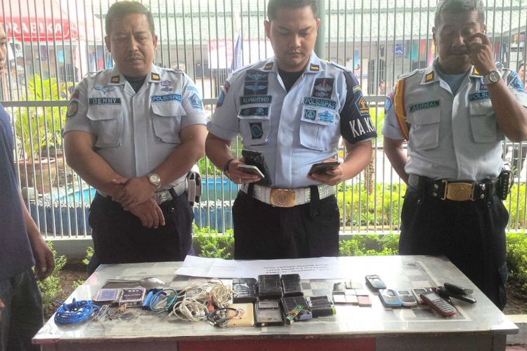 Petugas Lapas kelas IIB Sukabumi memperlihatkan barang hasil penggeledahan saat jumpa pers di Lapas Sukabumi, Jawa Barat, Kamis (2/11/2017).