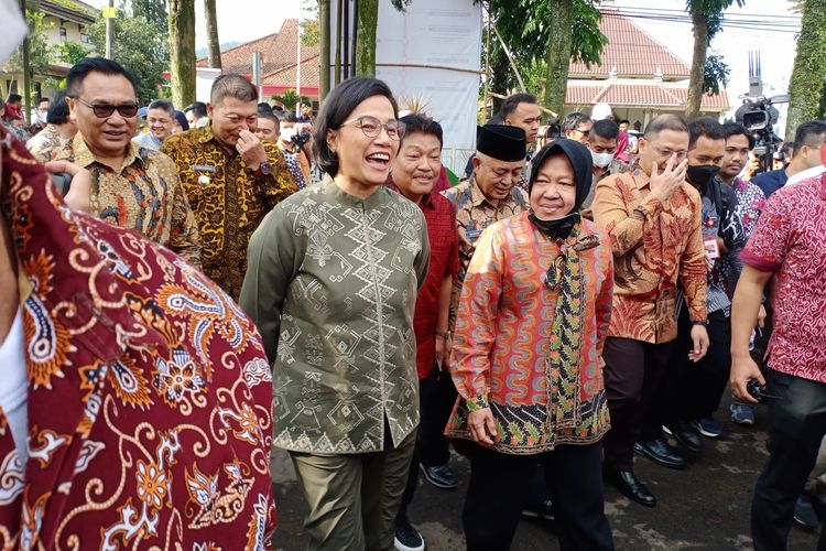 Menteri Sosial Tri Rismaharini bersama Menteri Keuangan Sri Mulyani mengunjungi Kecamatan Pujon, Kabupaten Malang, Jawa Timur, Jumat (20/1/2023).