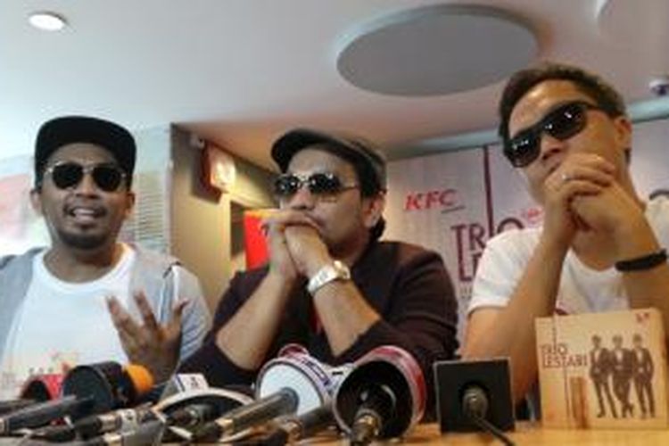 Trio Lestari, yang terdiri dari Glenn Fredly (kiri), Tompi (tengah), dan Sandhy Sondoro (kanan), bercerita dalam jumpa pers peluncuran album perdana mereka, Wangi, di kawasan Tugu Tani, Jakarta Pusat, Selasa (17/2/2015).