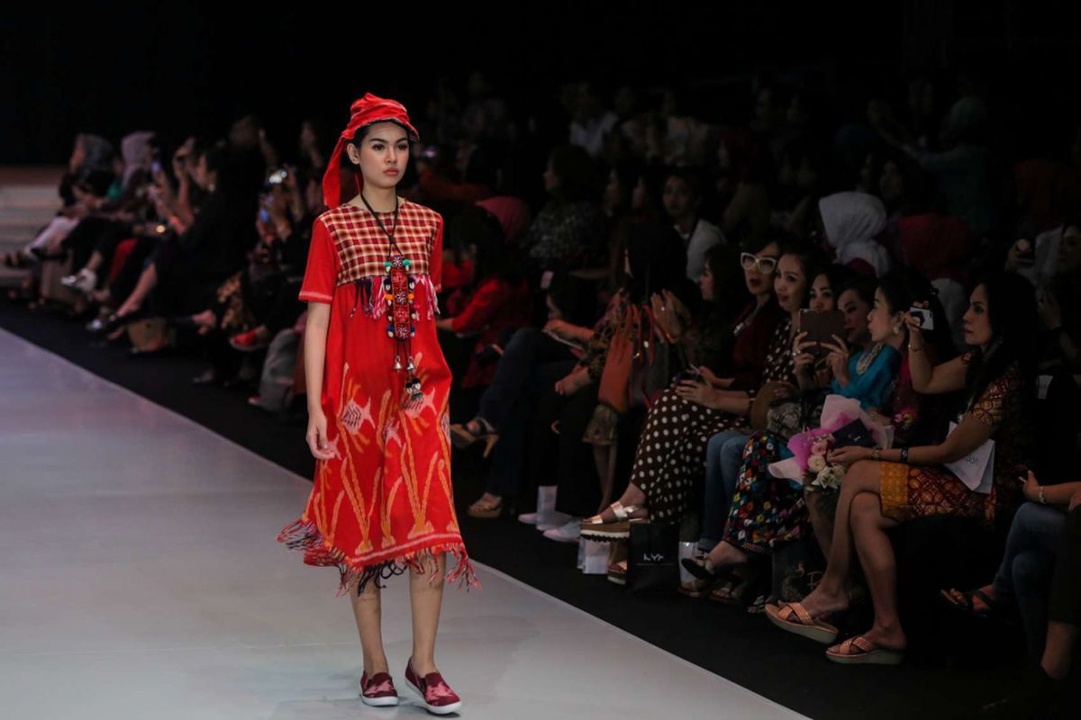 Model memeragakan busana rancangan Riyani Utami dengan tema Dealova saat Indonesia Fashion Week 2018 di JCC Senayan, Jakarta Pusat, Rabu (28/3/2018). Indonesia Fashion Week 2018 mengusung tema Cultural Identity dan fokus mengangkat fesyen dari tiga destinasi wisata terkenal di Indonesia, yaitu Danau Toba di tanah Batak, Borobudur di Jawa Tengah dan Labuan Bajo di Nusa Tenggara Timur.