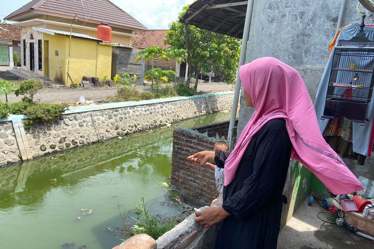 Nanik Nurhayati (39), warga Desa Banjarpanji, Tanggulangin yang mengalami banjir setiap tahun karena air sungai meluap.