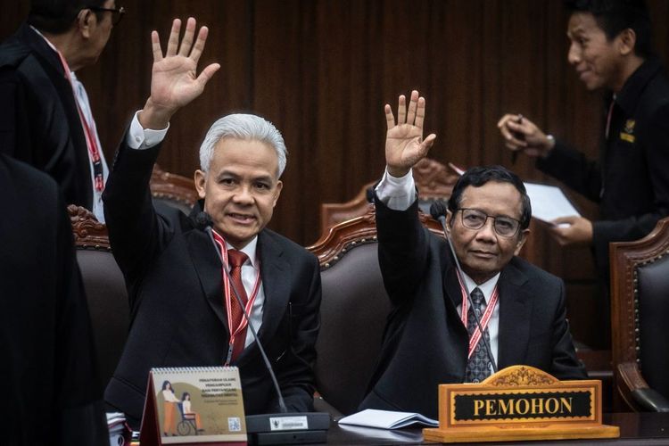 Calon presiden dan calon wakil presiden nomor urut 3 Ganjar Pranowo (kiri) dan Mahfud MD (kanan) selaku pihak pemohon menyapa wartawan sebelum dimulainya sidang perdana perselisihan hasil Pilpres 2024 di Gedung Mahkamah Konstitusi, Jakarta, Rabu (27/3/2024). Sidang tersebut beragenda pemeriksaan pendahuluan dengan penyampaian permohonan dari pemohon. ANTARA FOTO/Aprillio Akbar/Spt.