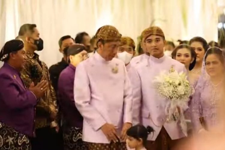 Presiden Jokowi bersama rombongan tiba di rumah Erina Gudono untuk acara midodareni, Jumat (9/12/2022).