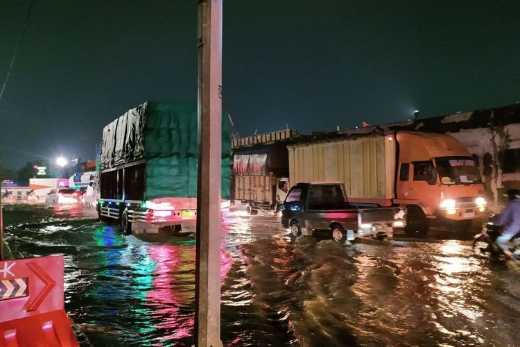 Genangan air setinggi 30 sentimeter buat Jalan Kaligawe Semarang, Jawa Tengah tersendat 