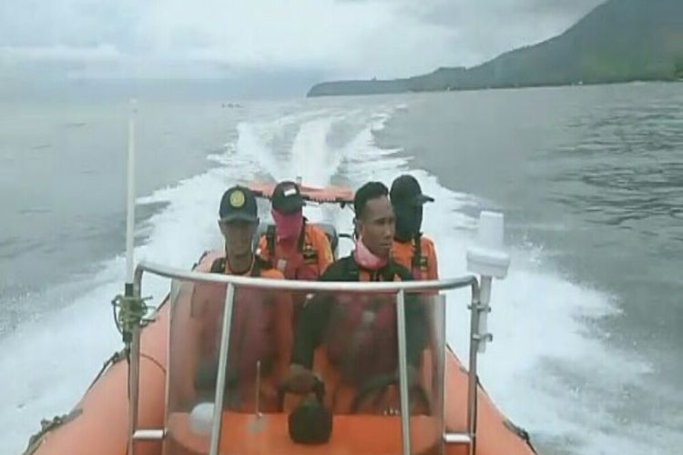 Tim SAR saat menyisir perairan Bima untuk mencari dua kapal nelayan yang dilaporkan hilang kontak.