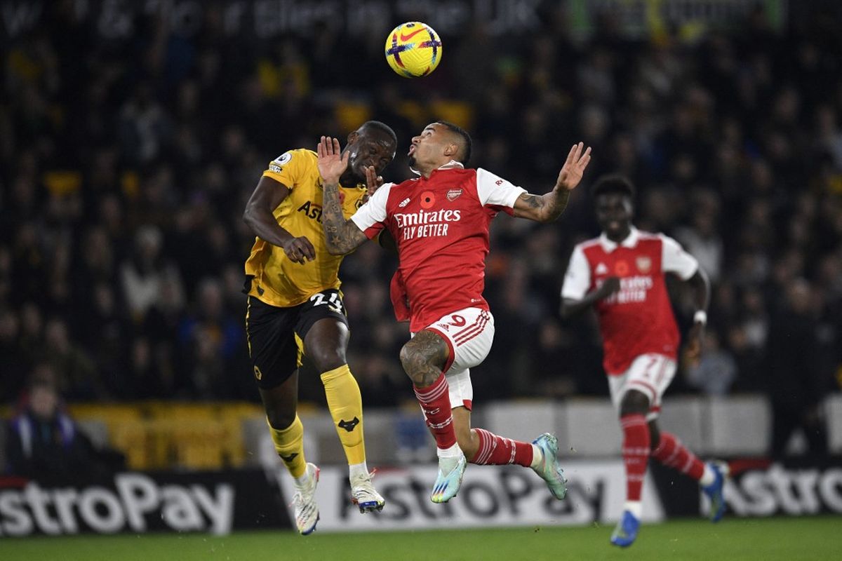 Striker Arsenal Gabriel Jesus (kanan) berudel dengan bek Wolverhampton Wanderers Toti Gomes pada laga pekan ke-16 Liga Inggris 2022-2023 di Stadion Molineux, Minggu (13/11/2022) dini hari WIB.
