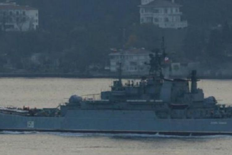 Kapal Rusia, Caesar Kunizov, terlihat berlayar di dekat Kota Istanbul, Turki. 