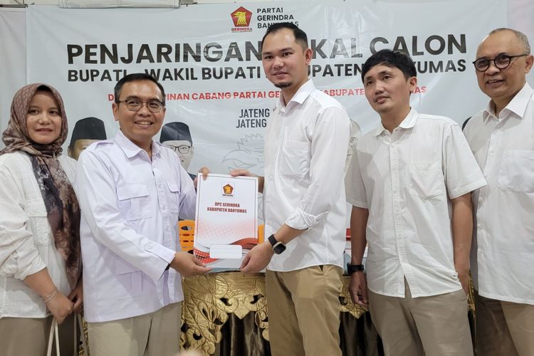 Rachmat Imanda (kedua dari kiri) mengambil formulir pendaftaran bacabup di kantor DPC Gerindra Banyumas, Jawa Tengah, Kamis (23/5/2024).