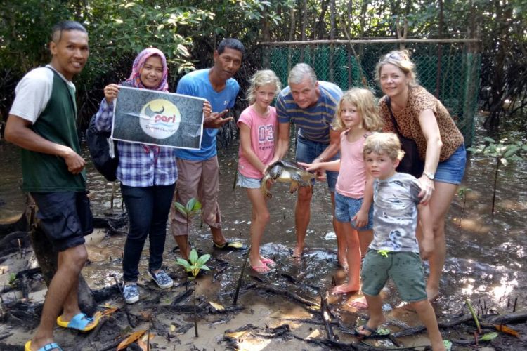 Sejumlah wisatawan yang datang ke kampung terih Nongsa ikut serta dalam melestarikan mangrove Batam, Sabtu (25/8/2018). Selain menawarkan keindahan mangrove, destinasi ini juga memperkenalkan adat istiadat Melayu Batam yang ada di Kampung tua kampung Terih Nongsa.