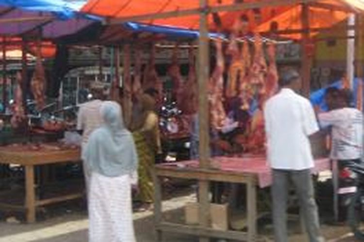 Keramaian pasar daging sapi di Kota Matang Glumpang Dua, harga sapi mencapai Rp.120 ribu/kilogram. (DESI)