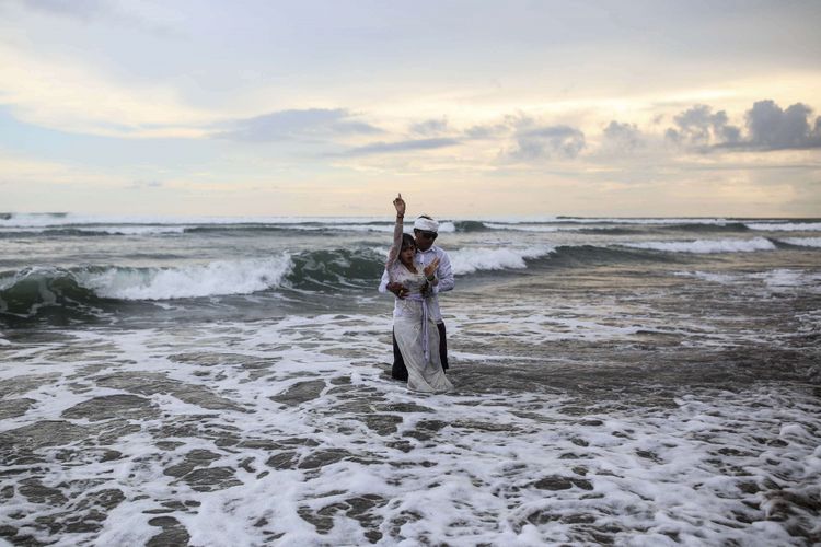 Prosesi upacara Melasti di Pantai Batu Bolong, Canggu, Kuta Utara, Bali, Senin (4/3/2019). Upacara Melasti dilaksanakan dalam rangkaian perayaan Nyepi Tahun Baru Caka 1941 yang jatuh pada tanggal 7 maret 2019.