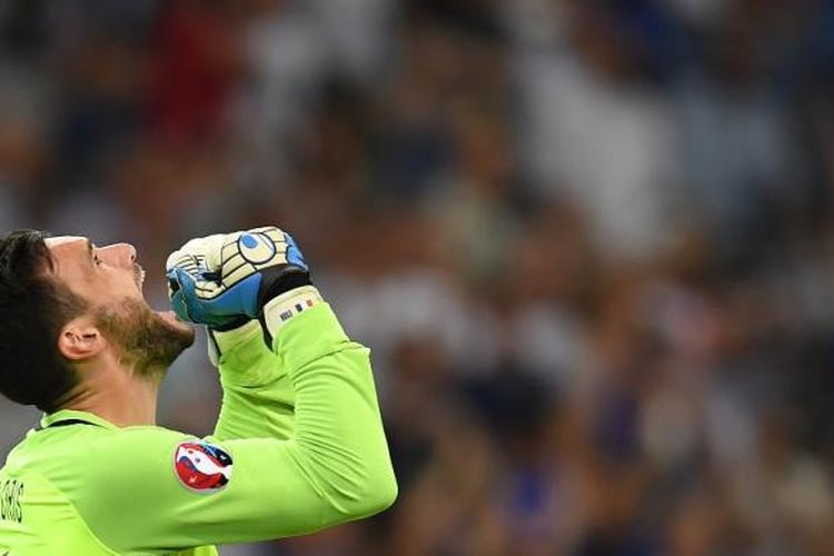 Hugo Lloris merayakan kemenangan Perancis atas Jerman pada semifinal Piala Eropa di Stade Velodrome, Kamis (7/7/2016),