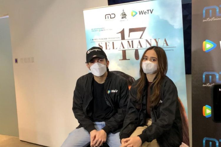 Rizky Nazar dan Syifa Hadju saat menghadiri konferensi pers peluncuran WeTV Original Series 17 Selamanya di kawasan Thamrin, Jakarta Pusat, Rabu (2/3/2022). 