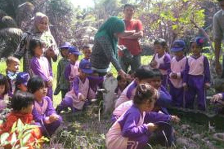 Belasan murid TK Tun Sri Lanang, menabur bunga di pusara kolonel Husein Jusuf yang terdapat pada TPU Desa Geulumpang payong. (DESI)