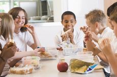 Bekal Makan Siang di Sekolah dan Kisah YN yang Tragis