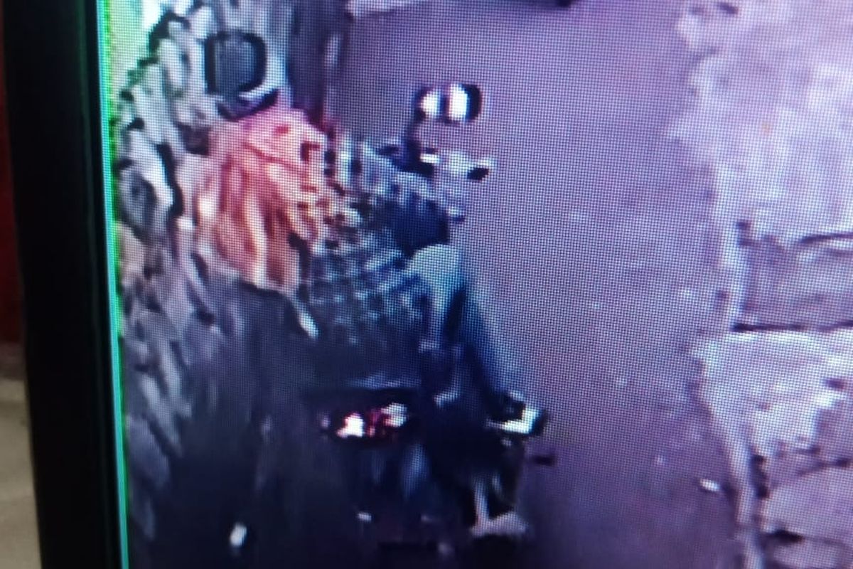 Tangkapan rekamam CCTV, pelaku pencurian motor di Gang Jamar RT 02 RW 01, Joglo, Kembangan, Jakarta Barat meninggalkan lokasi kejadian pada Rabu (21/4/2021).