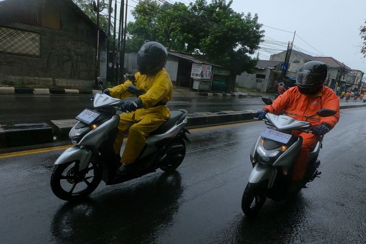 Naik motor saat musim hujan 