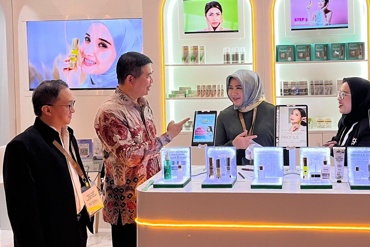 Peresmian pembukaan pameran kecantikan terbesar di Indonesia, Cosmobeaute 2022 yang dihadiri oleh beberapa pemangku kepentingan, salah satunya Juanita Soerakoesoemah selaku Event Director PT Pamerindo Indonesia danIr. Solihin Sofian, Ketua Umum Perhimpunan Perusahaan dan Asosiasi Kosmetika Indonesia (PPAK), pada Kamis (3/11/22) di Jakarta Convention Center 