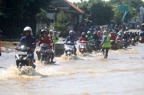 Mitos atau Fakta, Motor Terobos Banjir Gas Jangan Ditutup?